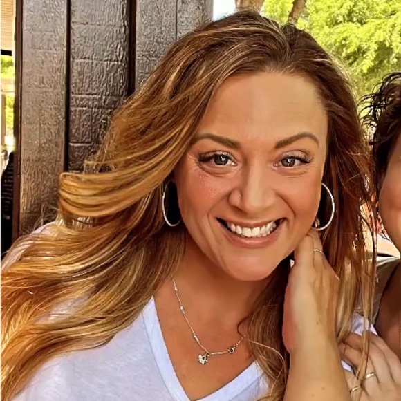 Meet your Posher, Nicole - Picture 1 of 2